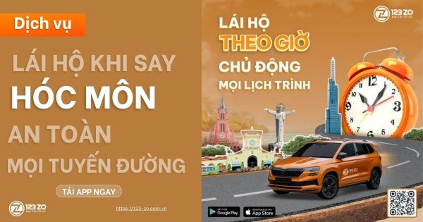 Quảng cáo dịch vụ lái hộ khi say tại Hóc Môn, với hình ảnh chiếc xe SUV, đồng hồ báo thức lớn, và các địa danh nổi tiếng của Sài Gòn.