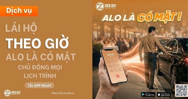 Quảng cáo dịch vụ Lái Hộ Theo Giờ với dòng chữ "ALO LÀ CÓ MẶT!" và hình ảnh người đàn ông gọi điện bên cạnh xe hơi.